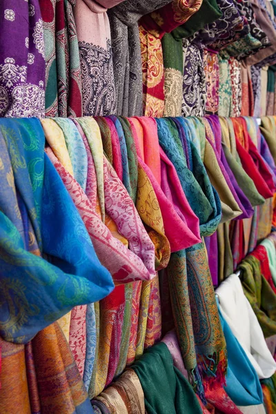 Schals auf einem lokalen Markt — Stockfoto