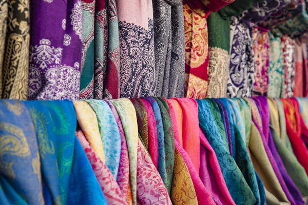 Schals auf einem lokalen Markt — Stockfoto