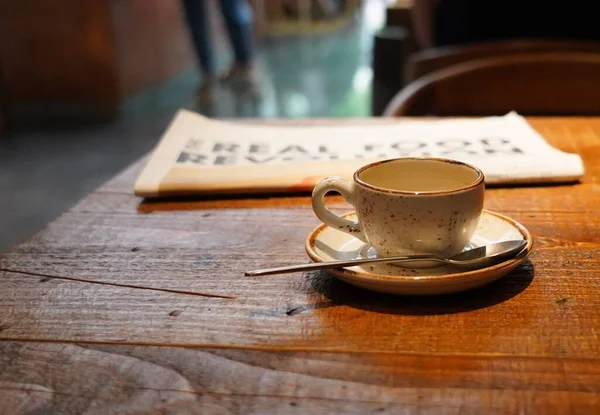 Ein Morgendlicher Kaffee Mit Der Zeitung Auf Einem Holztisch — Stockfoto