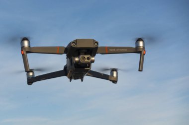 Barselona, İspanya; Nisan 04, 2020: dji mavic Holding, çift kameralı görsel ve termal, kurtarma ve sıcaklık kontrolü, covid-19