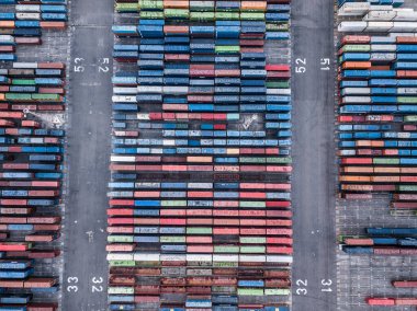 Limandaki kargo konteynırlarının hava görüntüsü