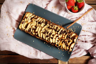 Çikolatalı ve çilekli elmalı turta.