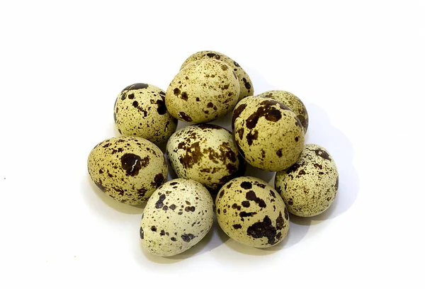 Перепелиные яйца выделяются на белом фоне. Группа яйца перепела пятнистые небольшие изолированы на белом фоне . — стоковое фото