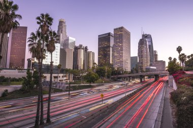 Downtown Los Angeles ışık yollar ile gün batımında