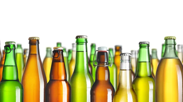 Raccolta di bottiglie di birra senza etichette isolate su bianco — Foto Stock