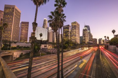 Downtown Los Angeles ışık yollar ile gün batımında