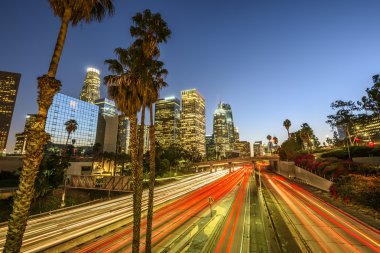 Downtown Los Angeles ışık yollar ile gece
