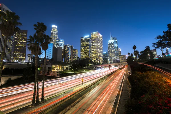 Downtown Los Angeles di notte con sentieri leggeri — Foto Stock