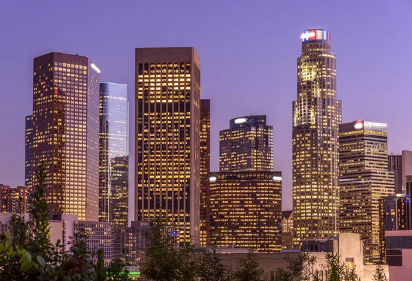 Rascacielos en el centro de Los Ángeles California por la noche — Foto de Stock