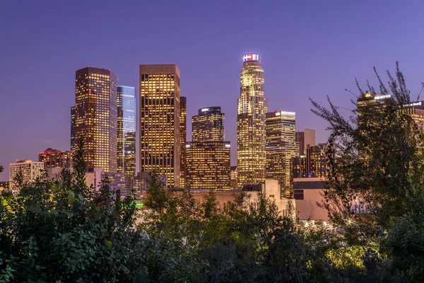 Rascacielos en el centro de Los Ángeles California por la noche — Foto de Stock