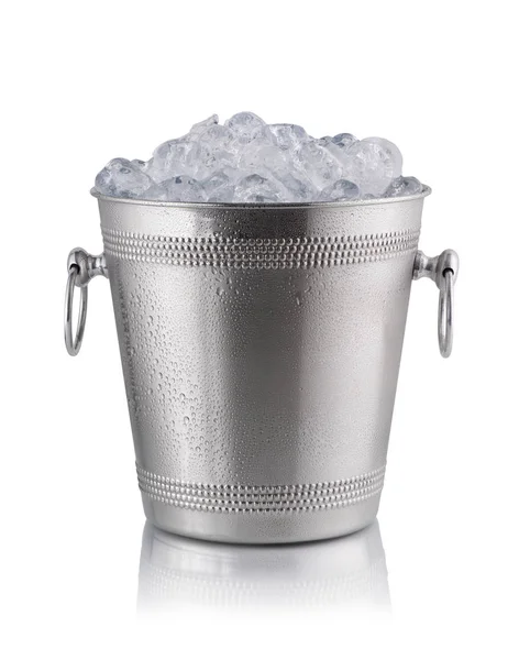 Cubo de champán de metal, lleno de hielo. Aislado sobre blanco —  Fotos de Stock