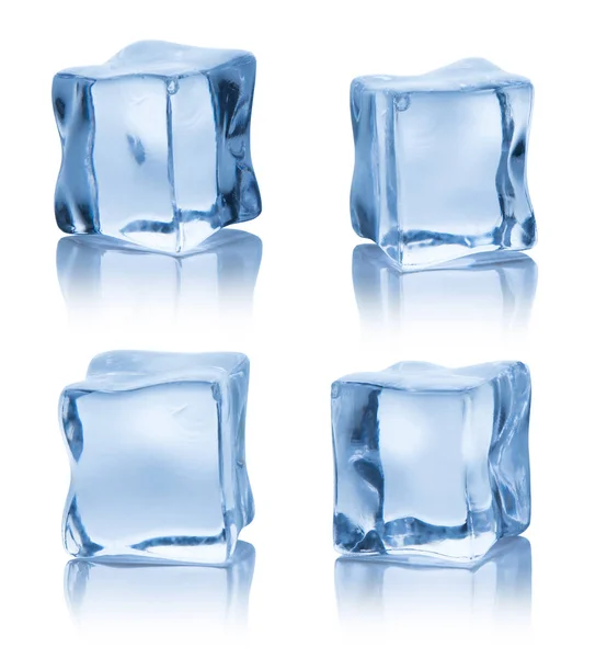 Conjunto de cubos de gelo isolados sobre fundo branco — Fotografia de Stock