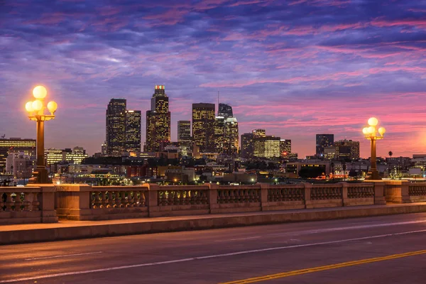 Rascacielos en el centro de Los Ángeles California al atardecer. Vista f — Foto de Stock