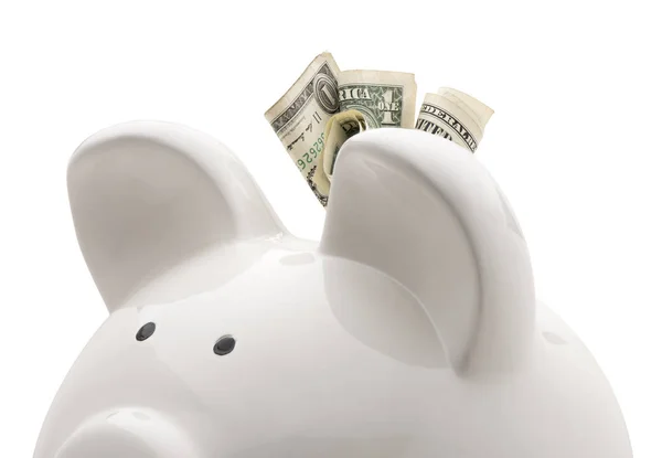 Close-up witte piggy bank en Amerikaanse dollars. Geïsoleerd op witte achterzijde — Stockfoto