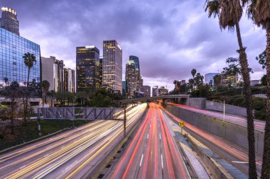 Downtown Los Angeles araba hafif yollar ile gün batımında