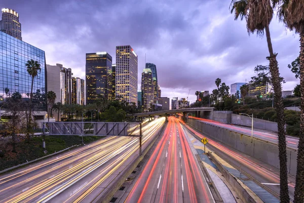 Centre-ville de Los Angeles au coucher du soleil avec des sentiers de lumière de voiture — Photo