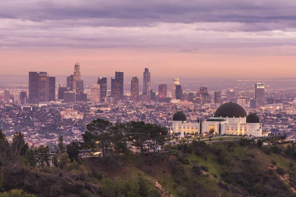 Observatorio Griffith y horizonte de la ciudad de Los Ángeles al atardecer — Foto de Stock