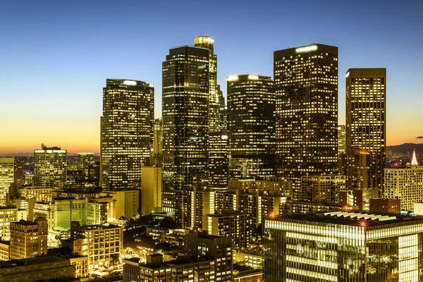 Centrum wolkenkrabbers Los Angeles Californië bij zonsondergang — Stockfoto