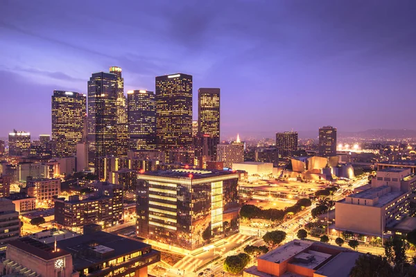 Wolkenkrabbers in het centrum van Los Angeles Californië 's nachts — Stockfoto