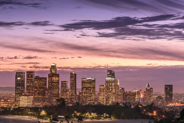 Şehir merkezindeki gökdelenler Los Angeles California gün batımında — Stok fotoğraf