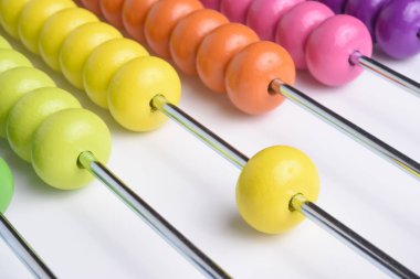 Beyaz arka plan üzerinde ahşap abacus kapatın