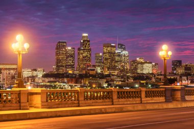 Downtown Los Angeles California sunset adlı içinde gökdelenler. Görünüm f