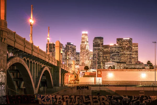 Wolkenkrabbers in het centrum van Los Angeles Californië 's nachts. Weergave fr — Stockfoto