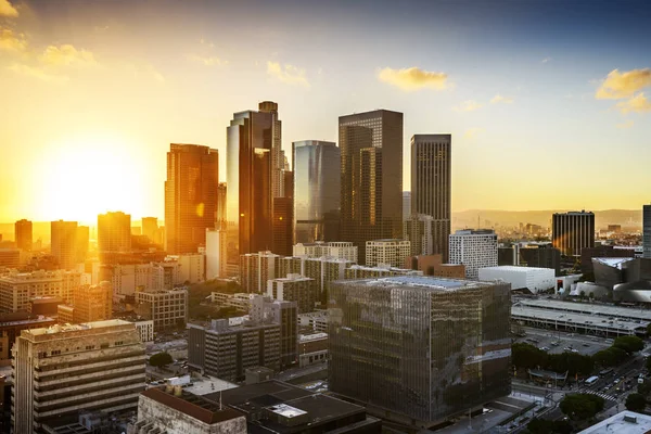 Skyline van de stad bij zonsondergang. Los Angeles, Californië, Usa — Stockfoto