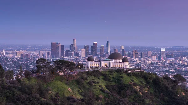 Observatorio Griffith y horizonte de la ciudad de Los Ángeles al atardecer —  Fotos de Stock