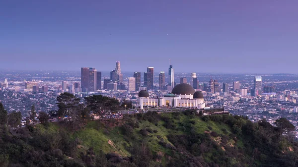 Gün batımında Griffith Gözlemevi ve Los Angeles şehir manzarası — Stok fotoğraf