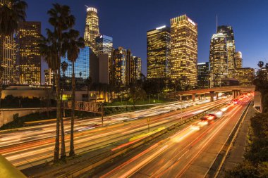 Gece şehir merkezinde Los Angeles California trafik