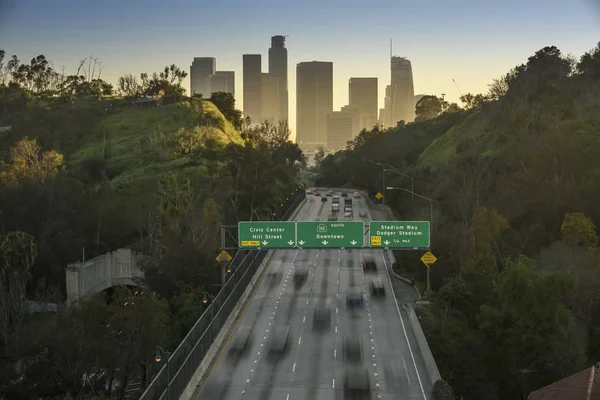 Tráfico en el centro de Los Ángeles, California al atardecer — Foto de Stock
