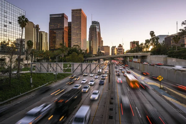 Verkehr in der Innenstadt von Los Angeles, Kalifornien bei Sonnenuntergang — Stockfoto