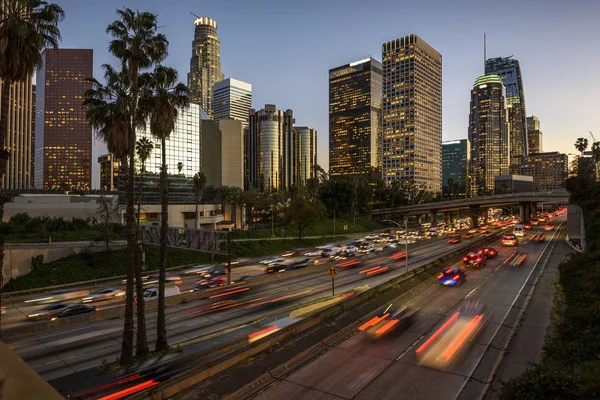Tráfego no centro de Los Angeles, Califórnia ao pôr-do-sol — Fotografia de Stock