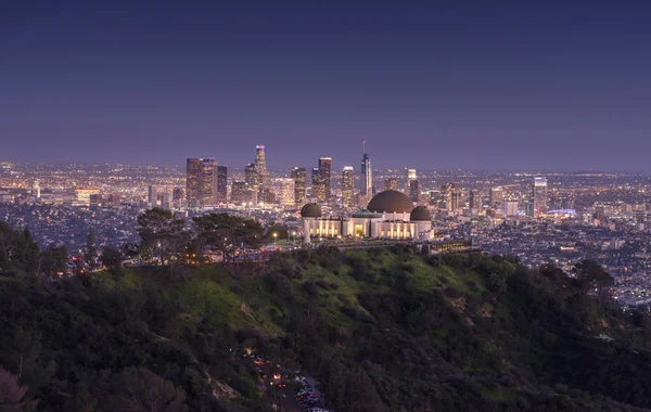 格里菲斯天文台和夜间洛杉矶市中心 — 图库照片