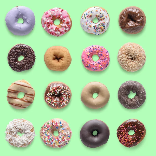 Collectie van geassorteerde donuts op groene achtergrond — Stockfoto