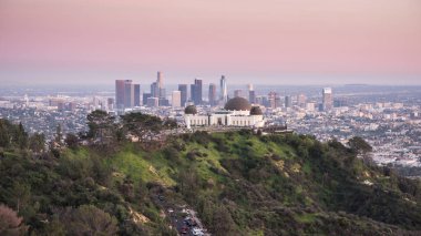 Gün batımında Griffith Gözlemevi ve Los Angeles şehir manzarası