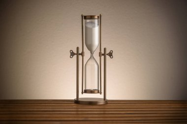 Vintage ahşap masa üzerinde kum saati