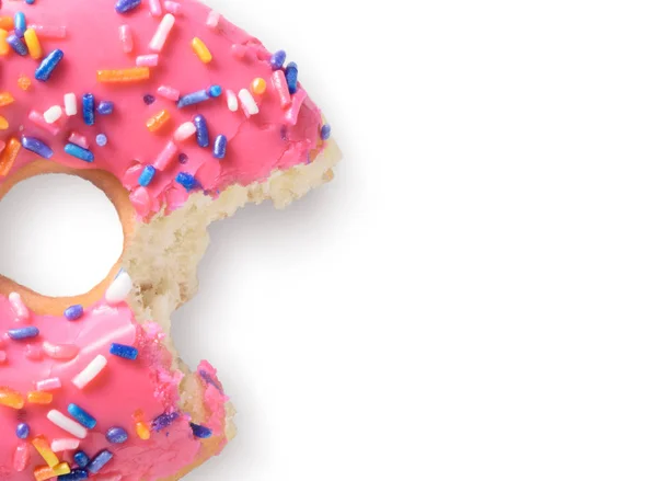 핑크 도넛 물어 누락에 고립 된 백색 backgrou와 닫습니다 — 스톡 사진