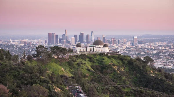 Observatório Griffith e horizonte da cidade de Los Angeles ao pôr-do-sol — Fotografia de Stock
