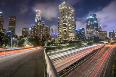 Downtown Los Angeles araba trafik lambası yollar ile gece