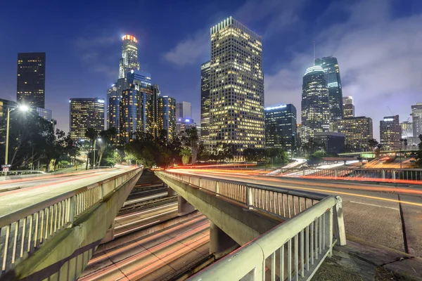 자동차 신호등 산책로와 밤에 로스 앤젤레스 다운 타운 — 스톡 사진