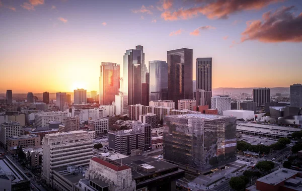 Skyline van de stad bij zonsondergang. Los Angeles, Californië, Usa — Stockfoto