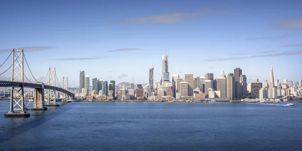 Bay Bridge en San Francisco downtown op ochtend. Uitzicht vanaf trea — Stockfoto