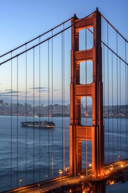 Golden Gate Köprüsü ve San Francisco şehir merkezinde ilk kule