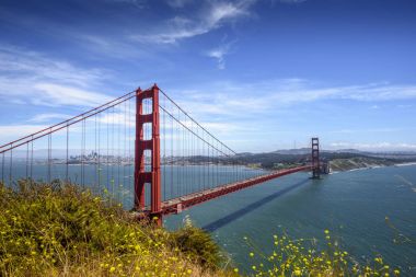 Golden Gate Köprüsü ve San Francisco şehir merkezinde güneşli gün