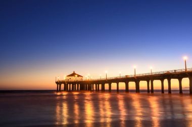 Manhattan Beach iskelesinden gün batımında, Los Angeles, Kaliforniya