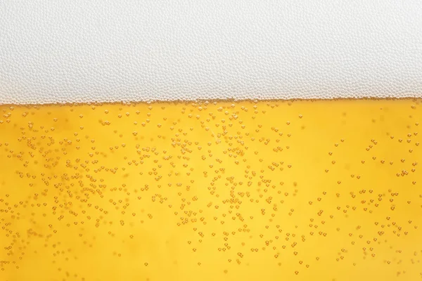 Закрыть пиво пеной и пузырьками — стоковое фото