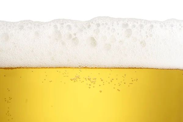 Fechar a cerveja com espuma e bolhas — Fotografia de Stock