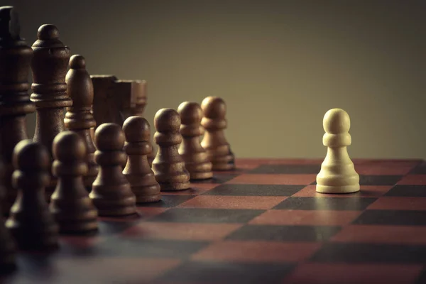 Houten chess cijfers, bedrijfsstrategie concept — Stockfoto